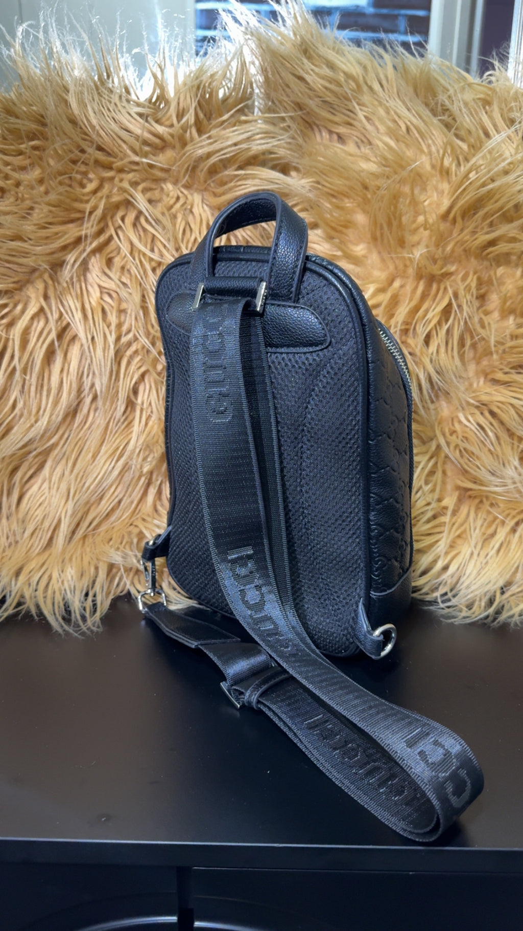 GG mono sling bag